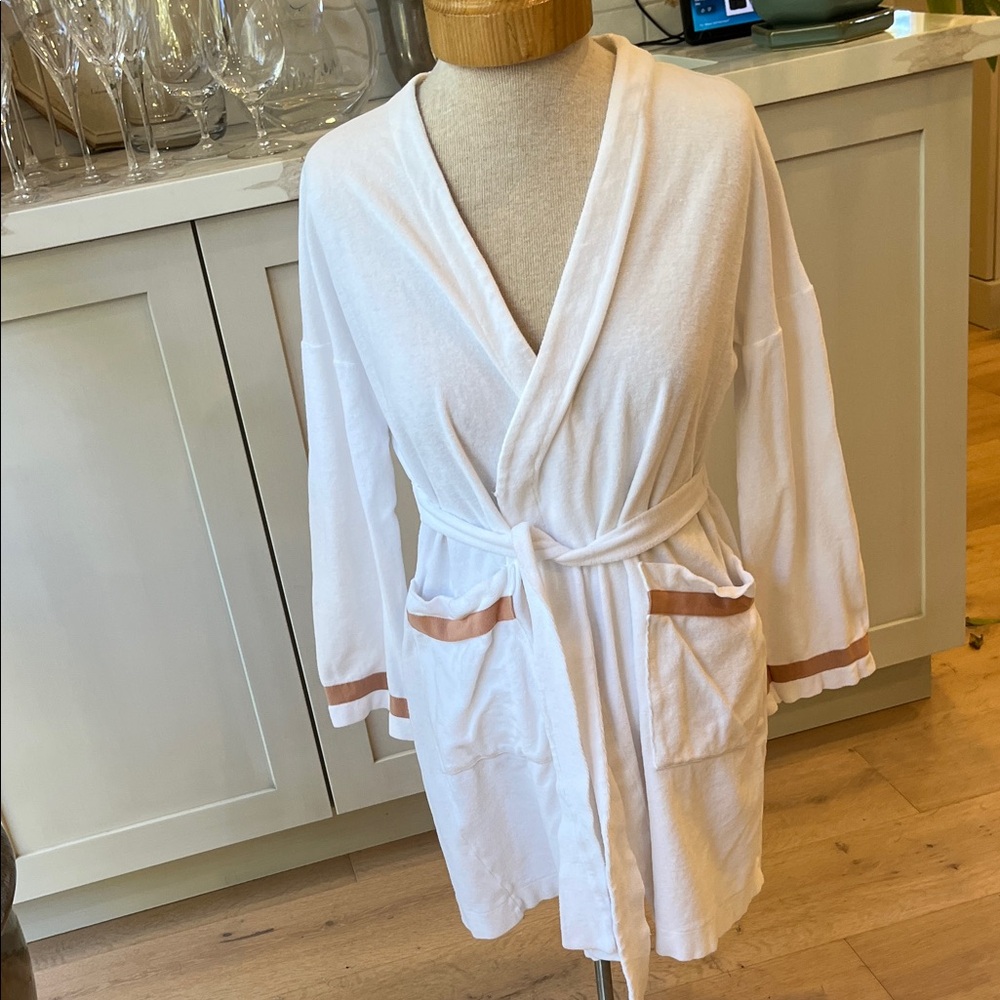 EUC Hanro robe dressing gown in white soft terry ribbon trim -pockets & sleeves